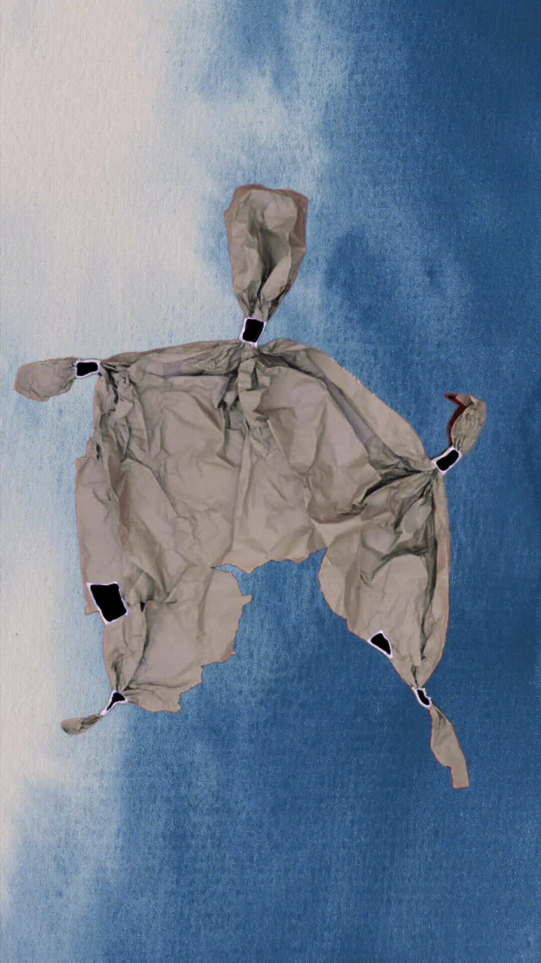 Animación stop-motion de un mono de peluche saludando