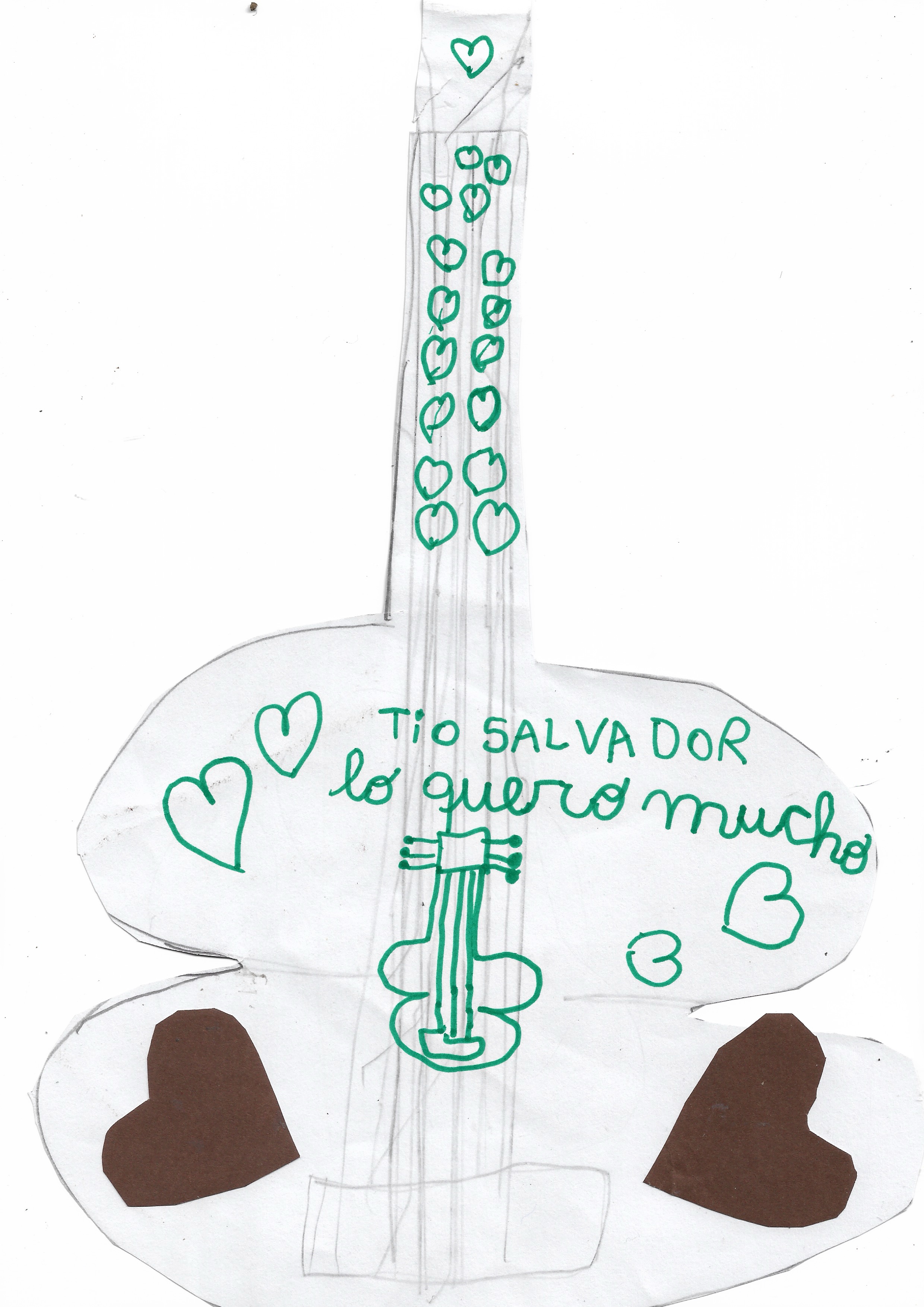 Dibujo de guitarra recortada en papel con texto «Tío SALVADOR lo quiero mucho» y corazones en verde y café