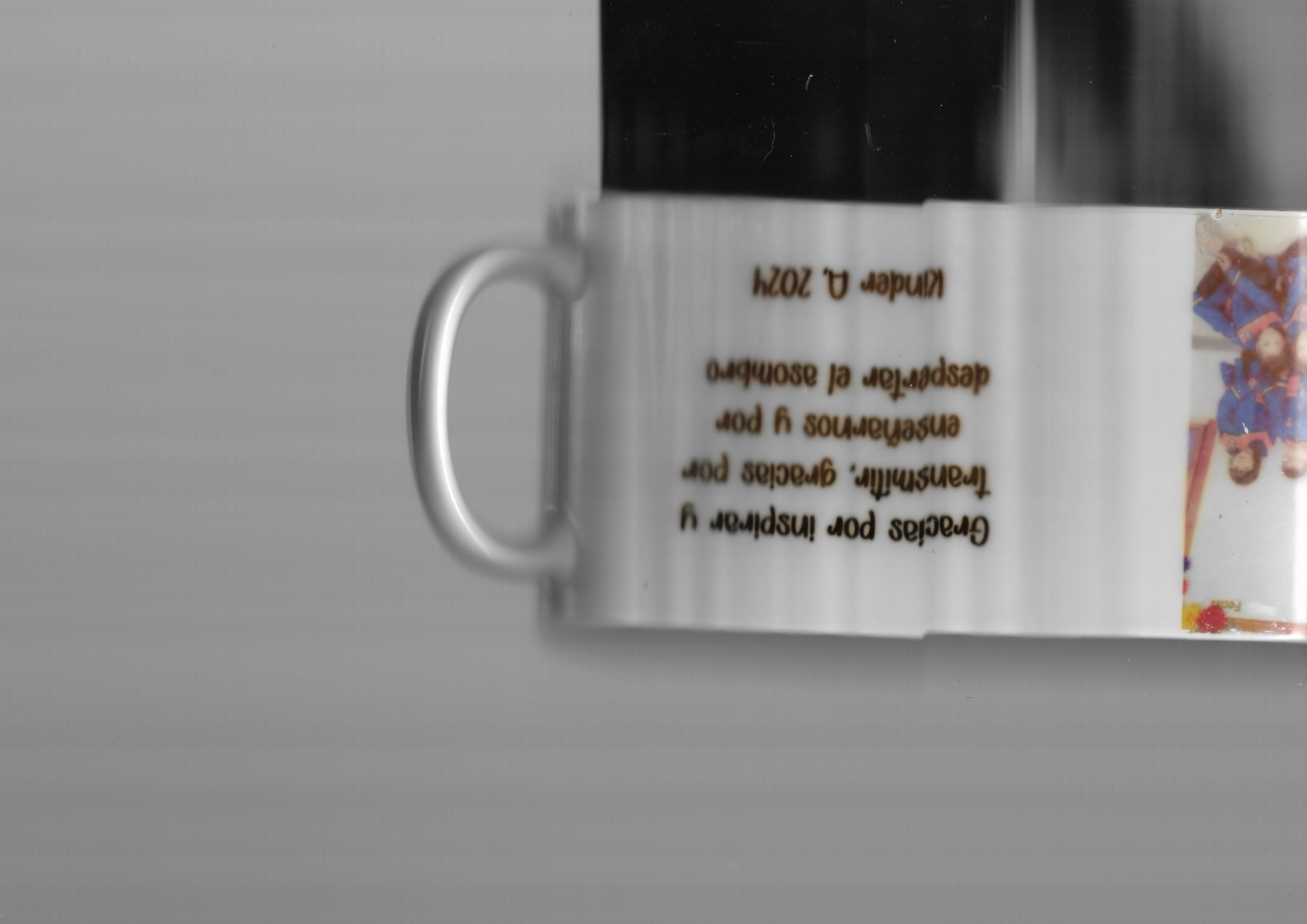 Taza blanca con texto impreso «Gracias por inspirar y transmitir, gracias por enseñarnos y por despertar el asombro. Kinder A, 2024»